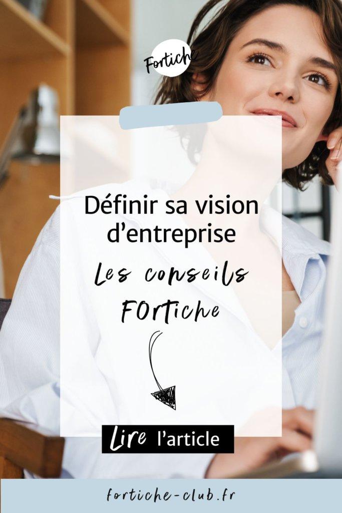 Entrepreneure réfléchissant à sa vision d'entreprise