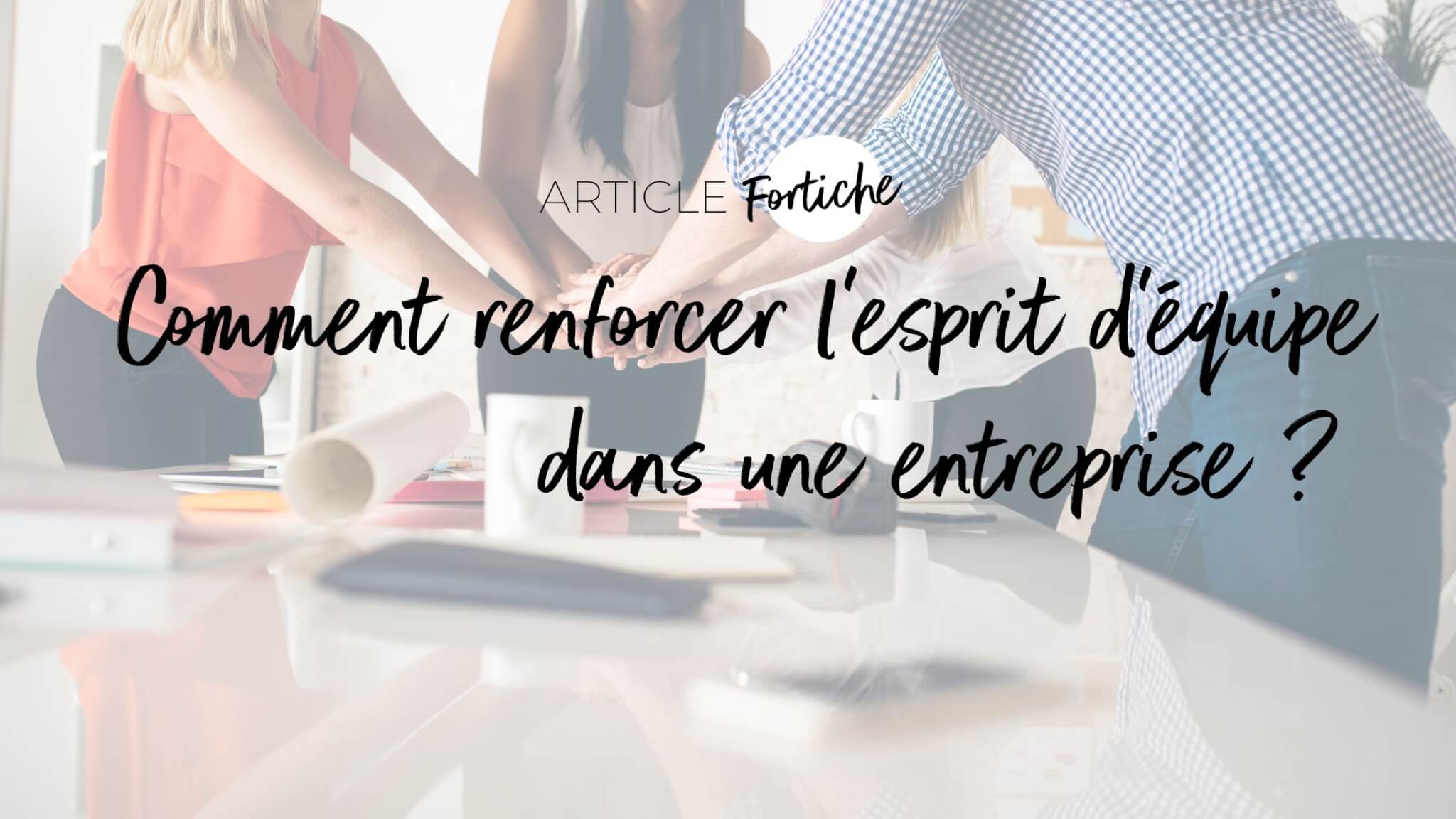 Collaborateurs travaillant ensemble pour renforcer l'esprit d'équipe et la cohésion en entreprise